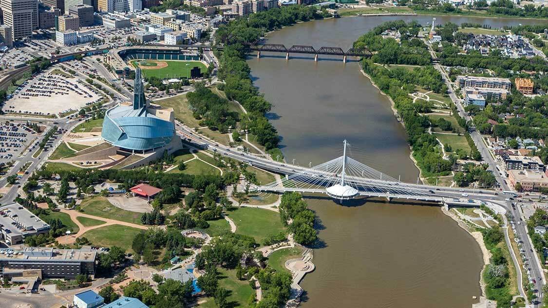 The Forks ở trung tâm thành phố Winnipeg. Đây là nơi giao nhau của sông Red và sông Assiniboine