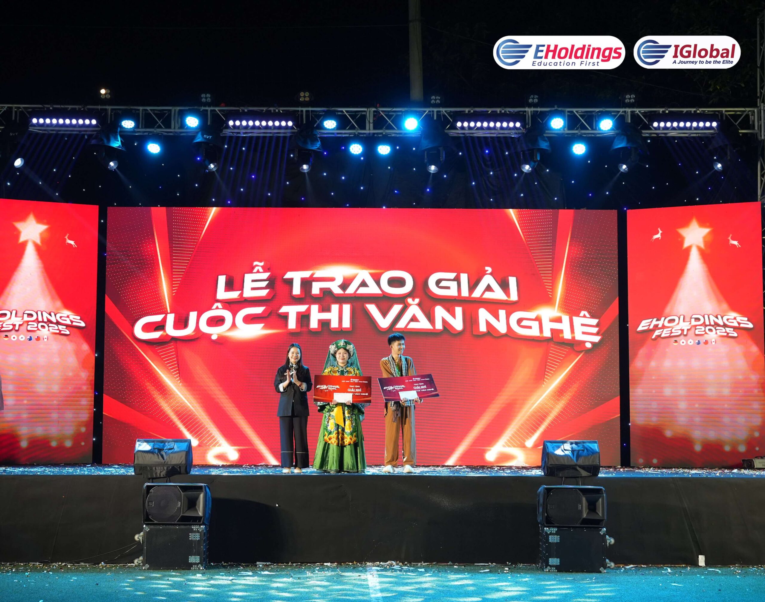 Bà Nguyễn Thị Hồng Chiên - CEO IGlobal đại diện trao giải thưởng Cuộc thi văn nghệ 