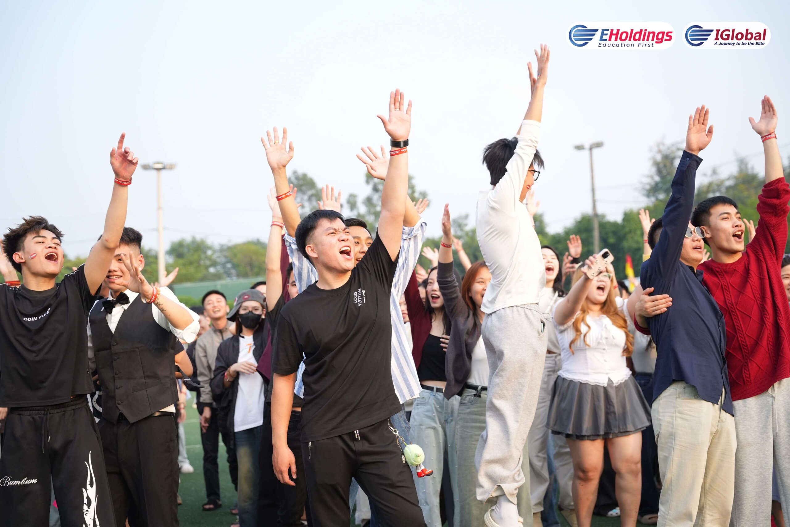 Học viên hoà mình vào các trò chơi gắn kết, tạo sự kết nối 